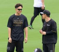 　糸原（右）と談笑する大竹（撮影・立川洋一郎）
