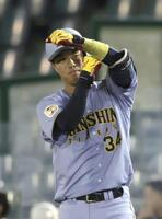 ４回、左前に適時打を放ち、一塁上でポーズをとる岡城（撮影・坂部計介）