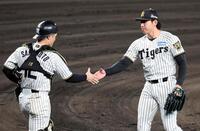 試合を締めた工藤は坂本と握手をかわす（撮影・山口登）
