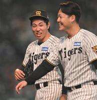 勝利を喜ぶ工藤と木下（撮影・飯室逸平）
