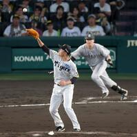 ２回、泉口のピッチャーライナーをはじいて捕球する大竹（撮影・立川洋一郎）