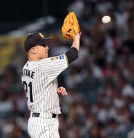 ２回、泉口の打球を好捕する大竹（撮影・田中太一）