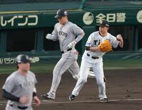 １回、大城（中央）を投ゴロに打ち取る大竹（撮影・立川洋一郎）