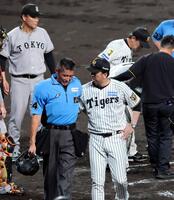 ７回、森下が死球を受け藤川監督は土山球審と話しをする（後方左は橋上監督代行）＝撮影・山口登