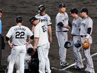 ７回、赤星（右から２人目）は森下に死球を与え心配そうな表情を見せる（撮影・山口登）