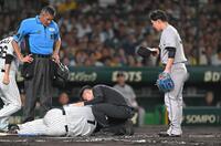 ７回、死球を与えた森下に謝罪する赤星（撮影・飯室逸平）
