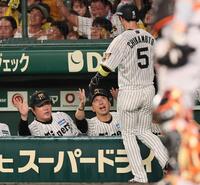 ５回、生還した近本を迎える藤川監督（撮影・田中太一）