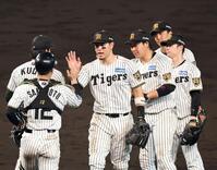巨人に勝利しタッチする佐藤輝（中央）ら阪神ナイン（撮影・山口登）