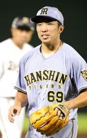 ８回１イニングを３人で抑え、笑顔でベンチに戻る石井（撮影・坂部計介）