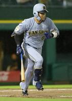 ３回、木浪は右前打を放つ（撮影・坂部計介）