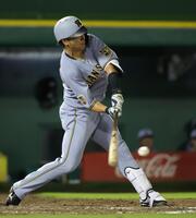 ３回、小野寺は左前に適時打を放つ（撮影・坂部計介）