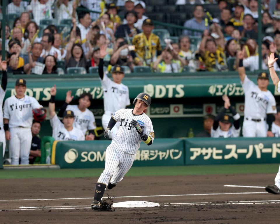 １回、先頭打者本塁打を放ちダイヤモンドを回る近本（撮影・立川洋一郎）
