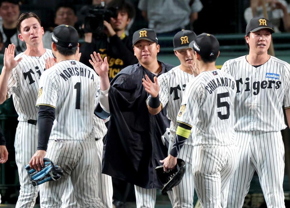 　ナインと勝利のタッチを交わす村上（中央）