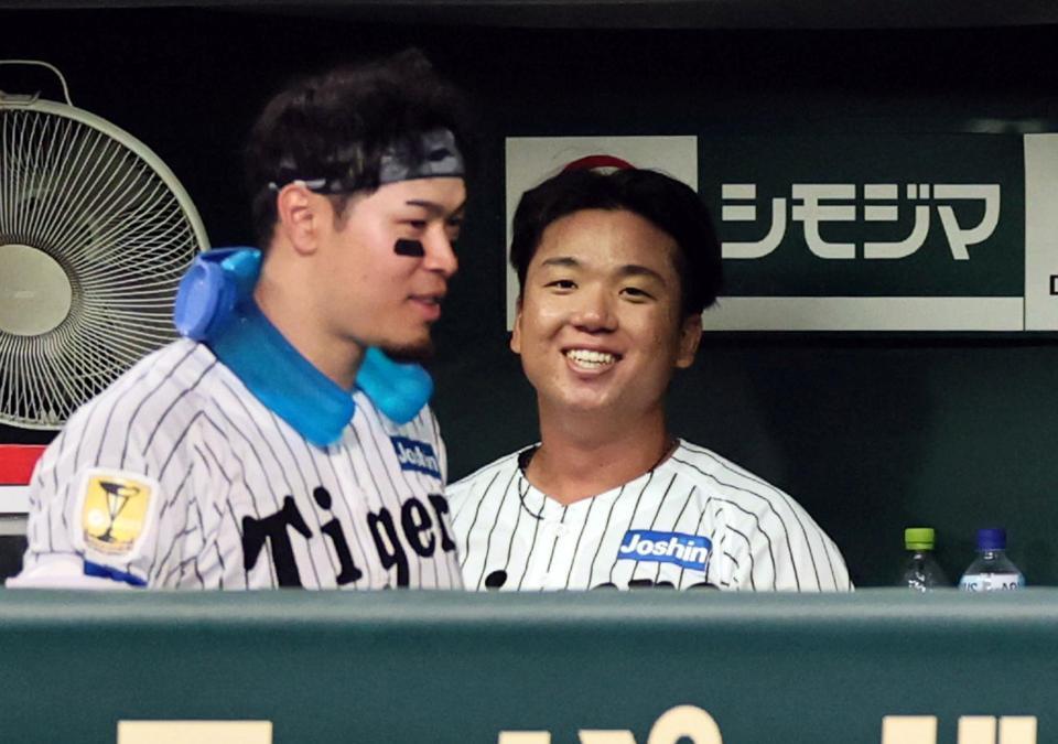 ７回のピンチを最少失点でしのいだ村上（右）はホッとした表情を浮かべる。左は佐藤輝（撮影・田中太一）