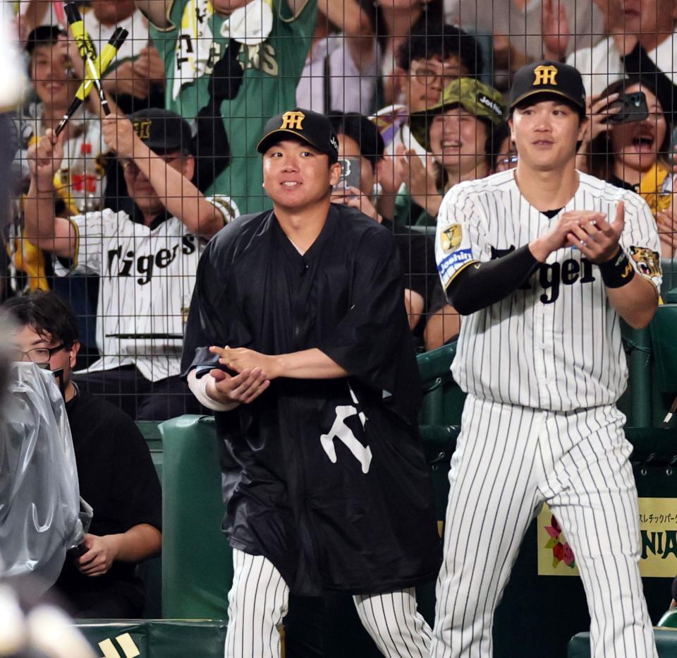 ９回、工藤が締めベンチから出て喜ぶ村上（撮影・田中太一）
