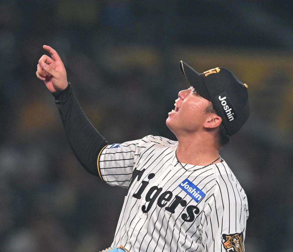 ４回、打球を指さす村上（撮影・飯室逸平）