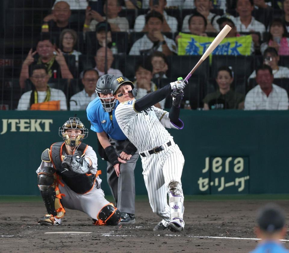 ５回、左中間へ二塁打を放つ森下（撮影・立川洋一郎）