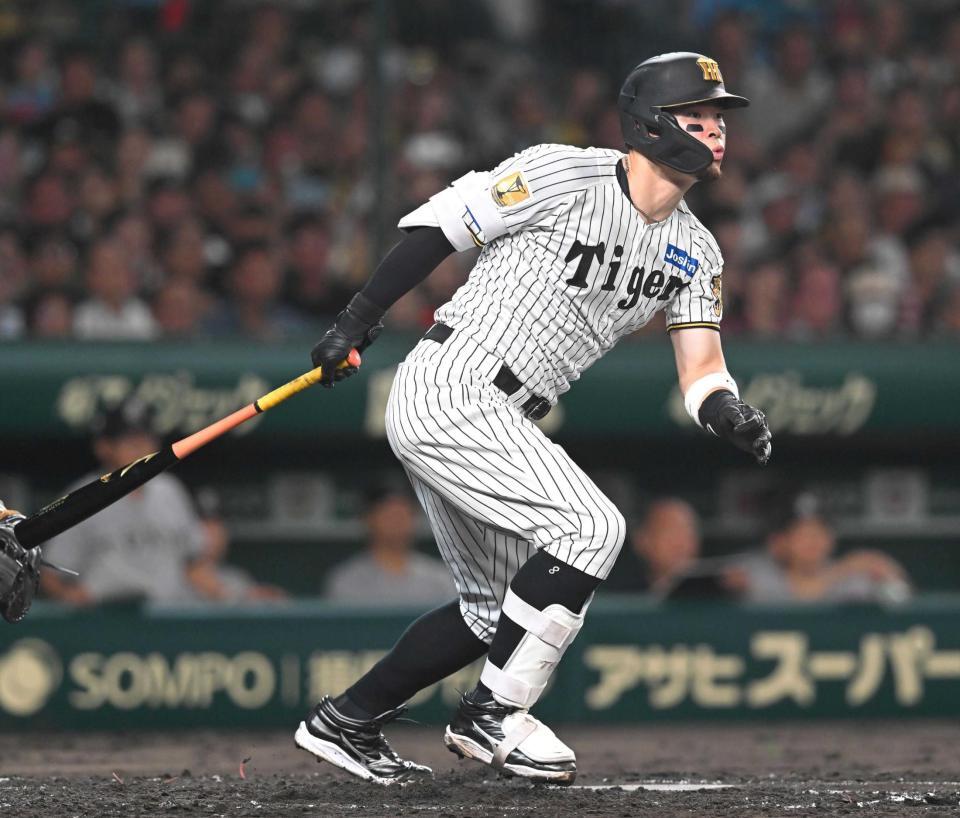 　３回、右前タイムリーを放つ佐藤輝