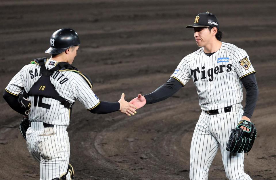 試合を締めた工藤は坂本と握手をかわす（撮影・山口登）