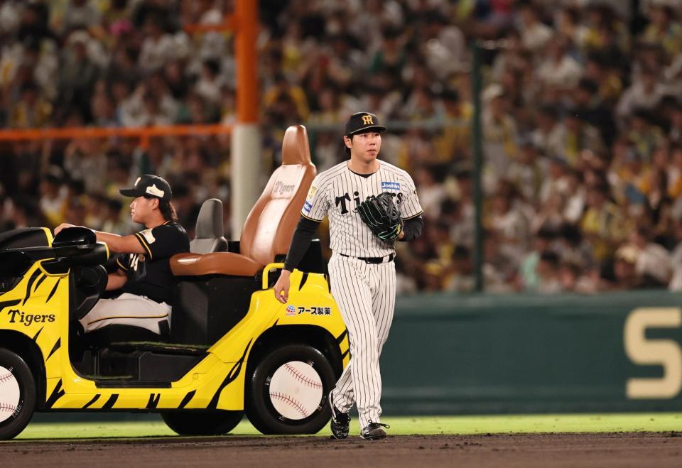９回、歓声を受けながらマウンドへ向かう工藤（撮影・田中太一）