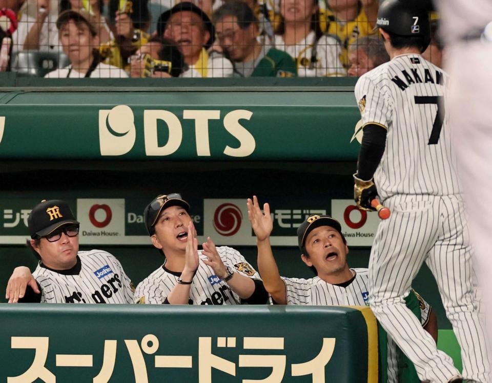 　３回、生還した中野を迎える藤川監督ら
