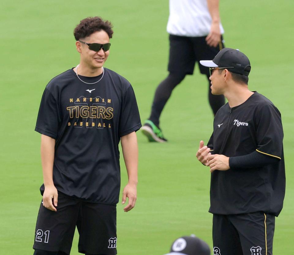 　糸原（右）と談笑する大竹（撮影・立川洋一郎）