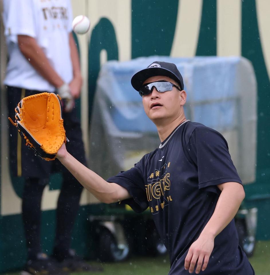 キャッチボールをして調整する大竹（撮影・立川洋一郎）
