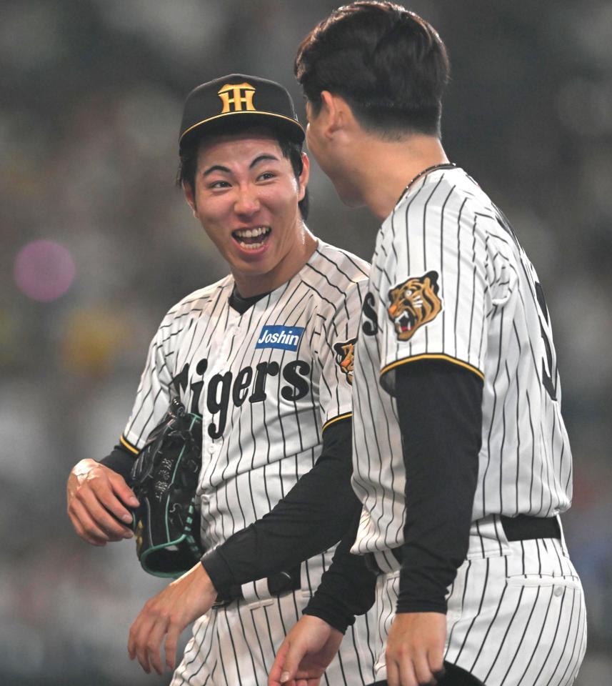 木下（手前）と勝利を喜ぶ工藤（撮影・飯室逸平）