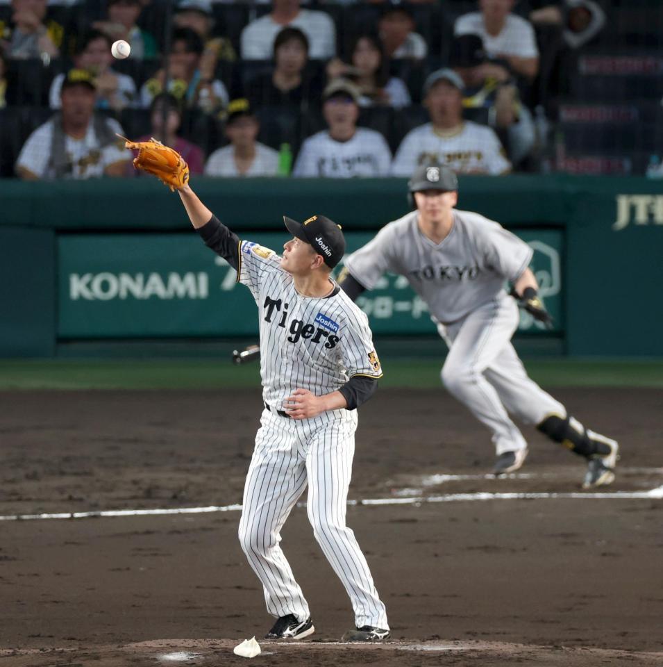 ２回、泉口のピッチャーライナーをはじいて捕球する大竹（撮影・立川洋一郎）