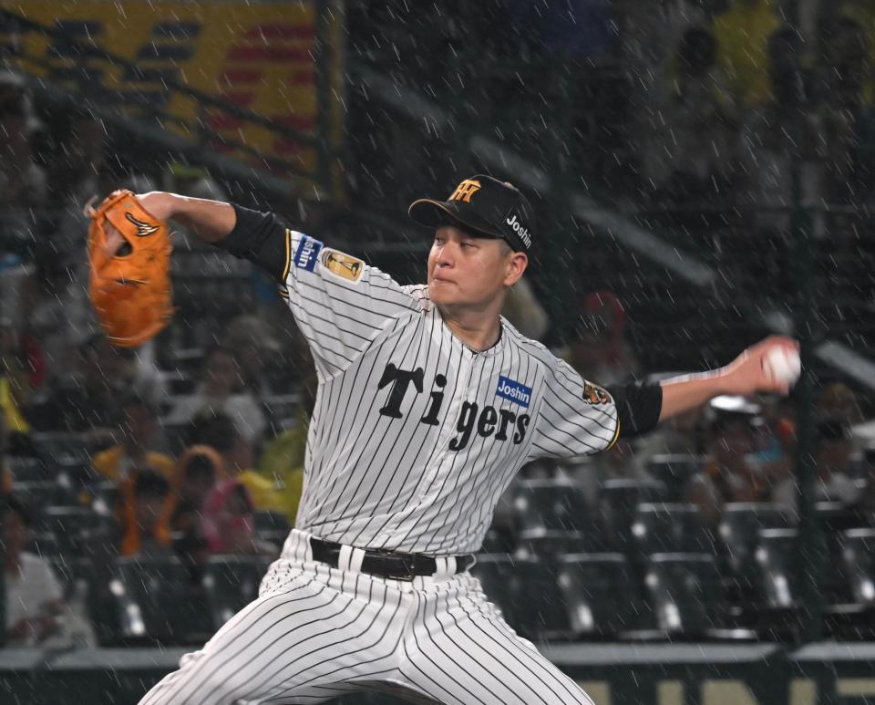降りしきる雨の中、力投する大竹（撮影・飯室逸平）