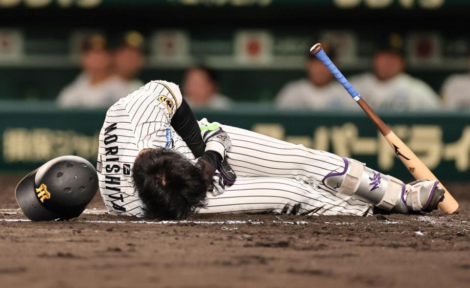 ７回、死球を受け倒れ込む森下（撮影・田中太一）