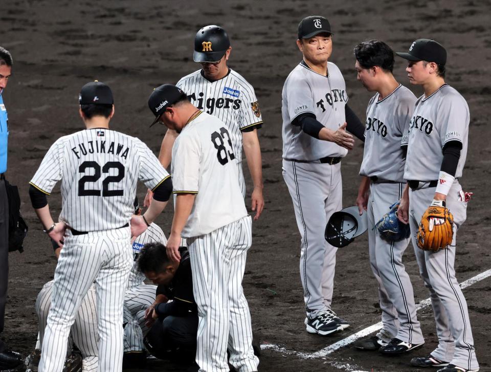 ７回、赤星（右から２人目）は森下に死球を与え心配そうな表情を見せる（撮影・山口登）