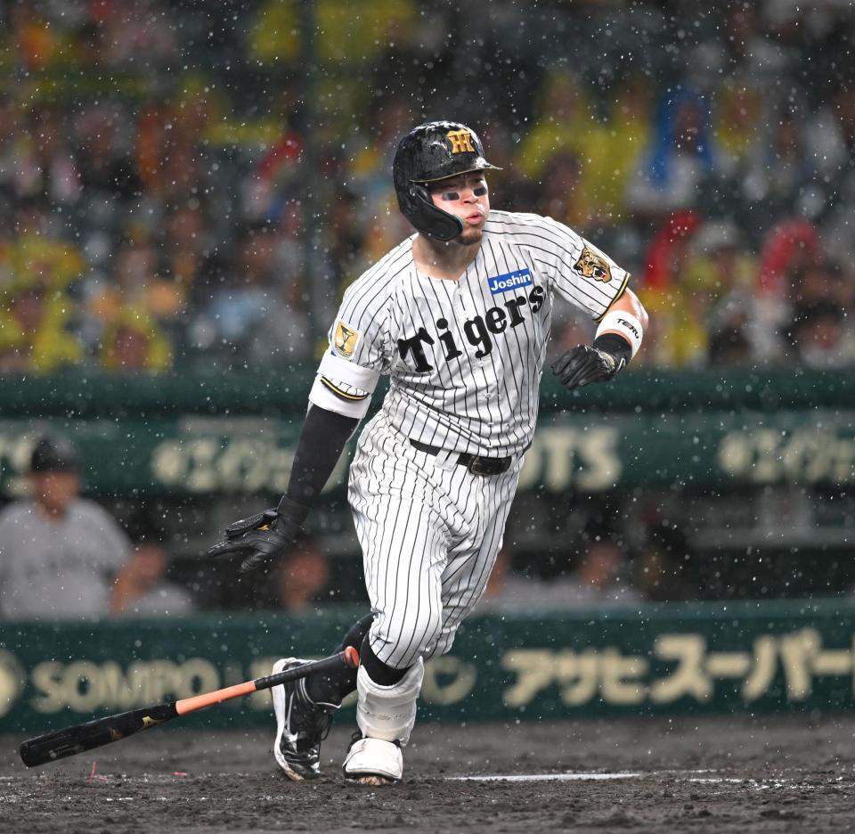 ４回、二塁打を放つ佐藤輝（撮影・飯室逸平）