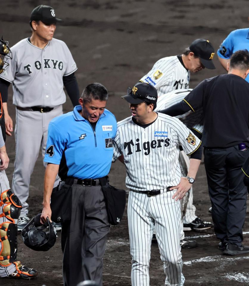７回、森下が死球を受け藤川監督は土山球審と話しをする（後方左は橋上監督代行）＝撮影・山口登