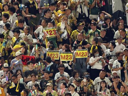 　Ｍ２３のボードを持つファン（撮影・田中太一）