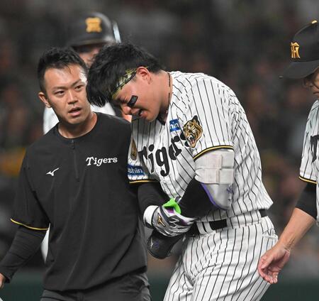 　７回、死球を受けベンチへ下がる森下（撮影・飯室逸平）