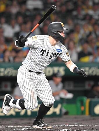 　７回、中前打を放つ佐藤輝（撮影・飯室逸平）
