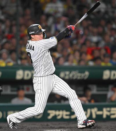 　５回、適時打を放つ大山（撮影・飯室逸平）