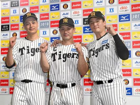 　お立ち台でポーズを決める（左から）大竹、坂本、元山（撮影・飯室逸平）