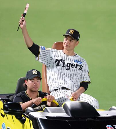 　リリーフカーに乗ってファンの歓声に応える大竹（撮影・立川洋一郎）