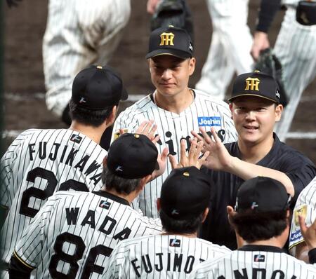 大竹は５勝目を挙げ、藤川監督とタッチする（撮影・山口登）