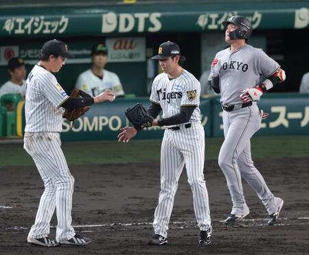 ９回、坂本（右）を一ゴロに打ち取って試合終了。ウイニングボールを大山（左）から受け取る工藤（撮影・立川洋一郎）