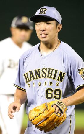 　８回１イニングを３人で抑えた石井（撮影・坂部計介）