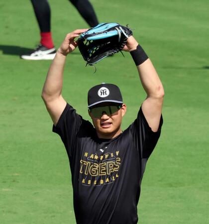 キャッチボールを終え、ＯＫサインを出す森下（撮影・山口登）