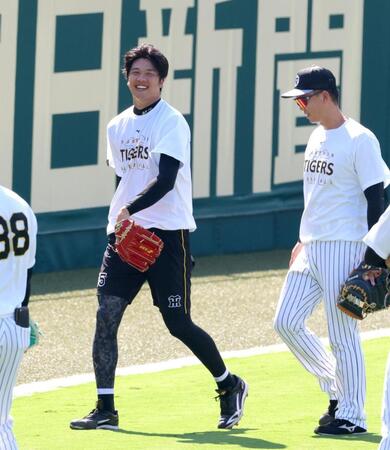 キャッチボールを終え笑顔を見せる才木（撮影・立川洋一郎）