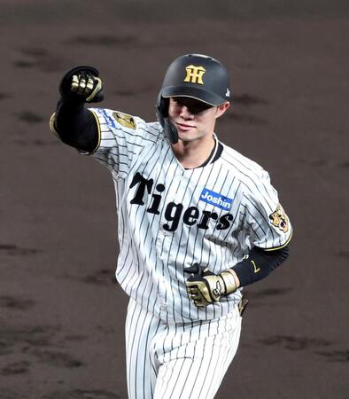 ３回、２点適時打を放ちベンチにガッツポーズをする中野（撮影・山口登）