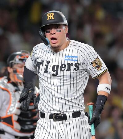 ３回、死球を受けた佐藤輝（撮影・西田忠信）