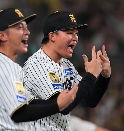 ３回、中野の２点適時打を喜ぶ森下（撮影・西田忠信）