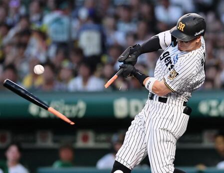 １回、バットを折られ凡打に倒れる佐藤輝（撮影・田中太一）