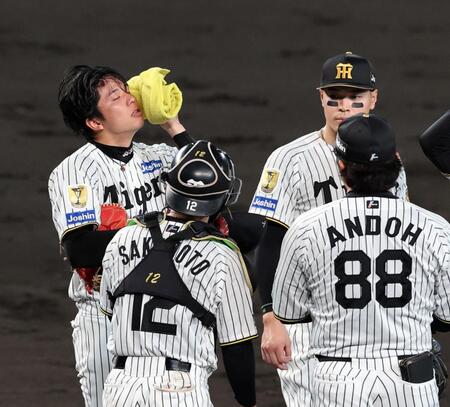 ４回、ピンチを迎えマウンドで汗を拭く才木（左）＝撮影・山口登